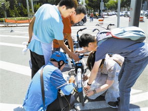 小伙晕倒路边 热心大哥伸援手